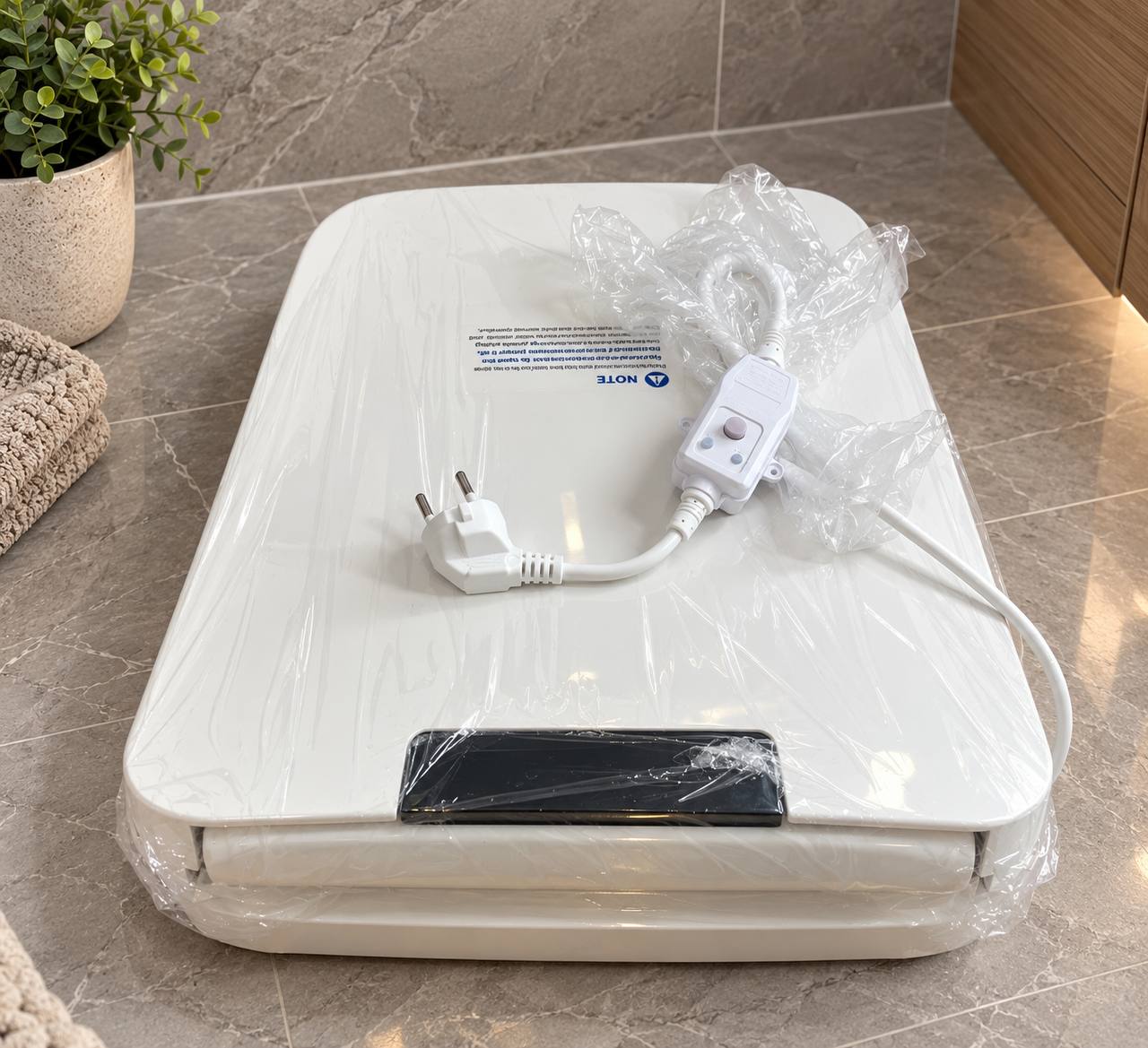 Smart toilet seat with bidet, drying, and heating functions 6