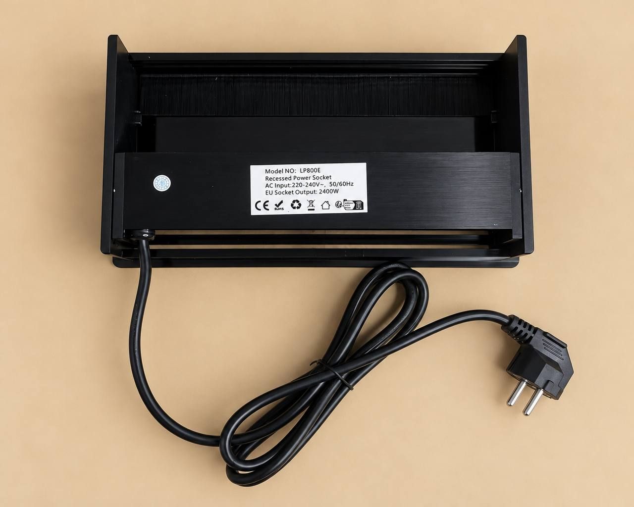 Rozetka wpuszczana w blat stołu z 3 gniazdami Schuko, 2 portami USB-A i 2 portami USB-C, przełącznikiem i szczotką na kable 4