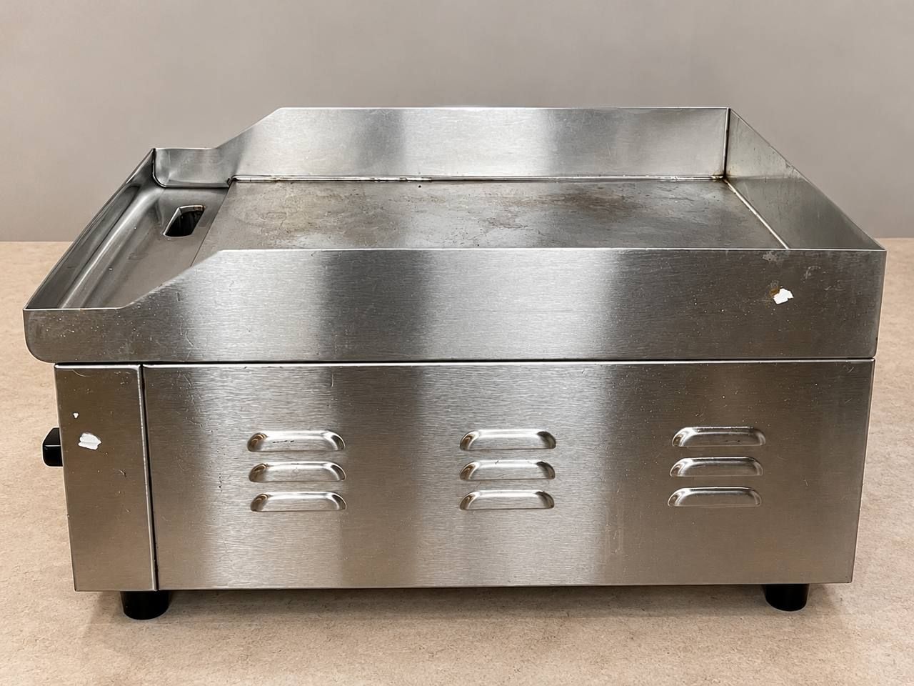 Elektryczna płyta grillowa ze stali nierdzewnej z regulacją temperatury 30–300°C i wysuwaną tacką 4