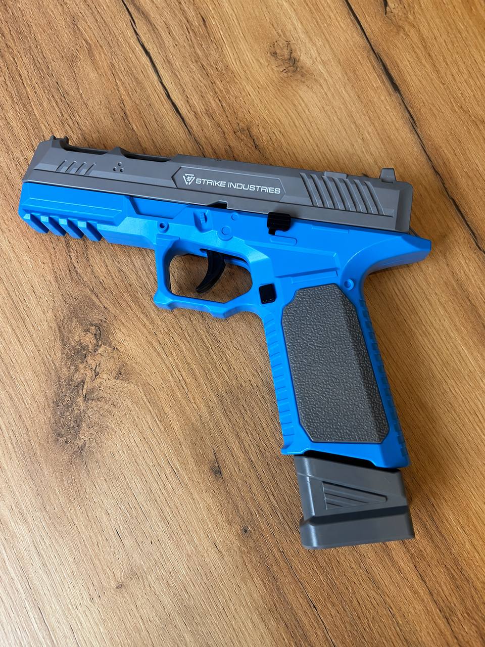 Pistolet zabawkowy Model Toys Strike Industries z akcesoriami