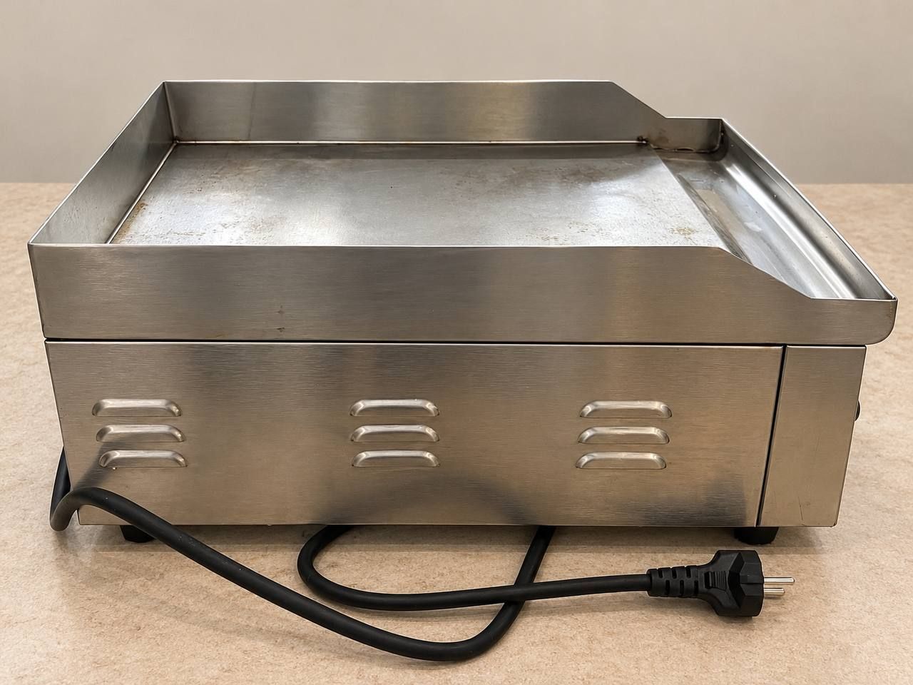 Elektryczna płyta grillowa ze stali nierdzewnej z regulacją temperatury 30–300°C i wysuwaną tacką 6