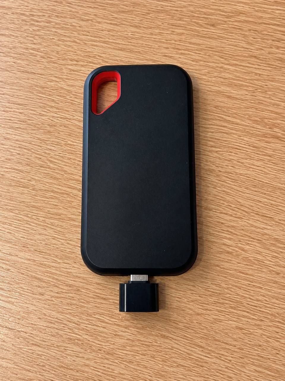 Przenośny dysk zewnętrzny HardDisk z wejściem USB-C i adapterem, czarny z czerwonym akcentem 2