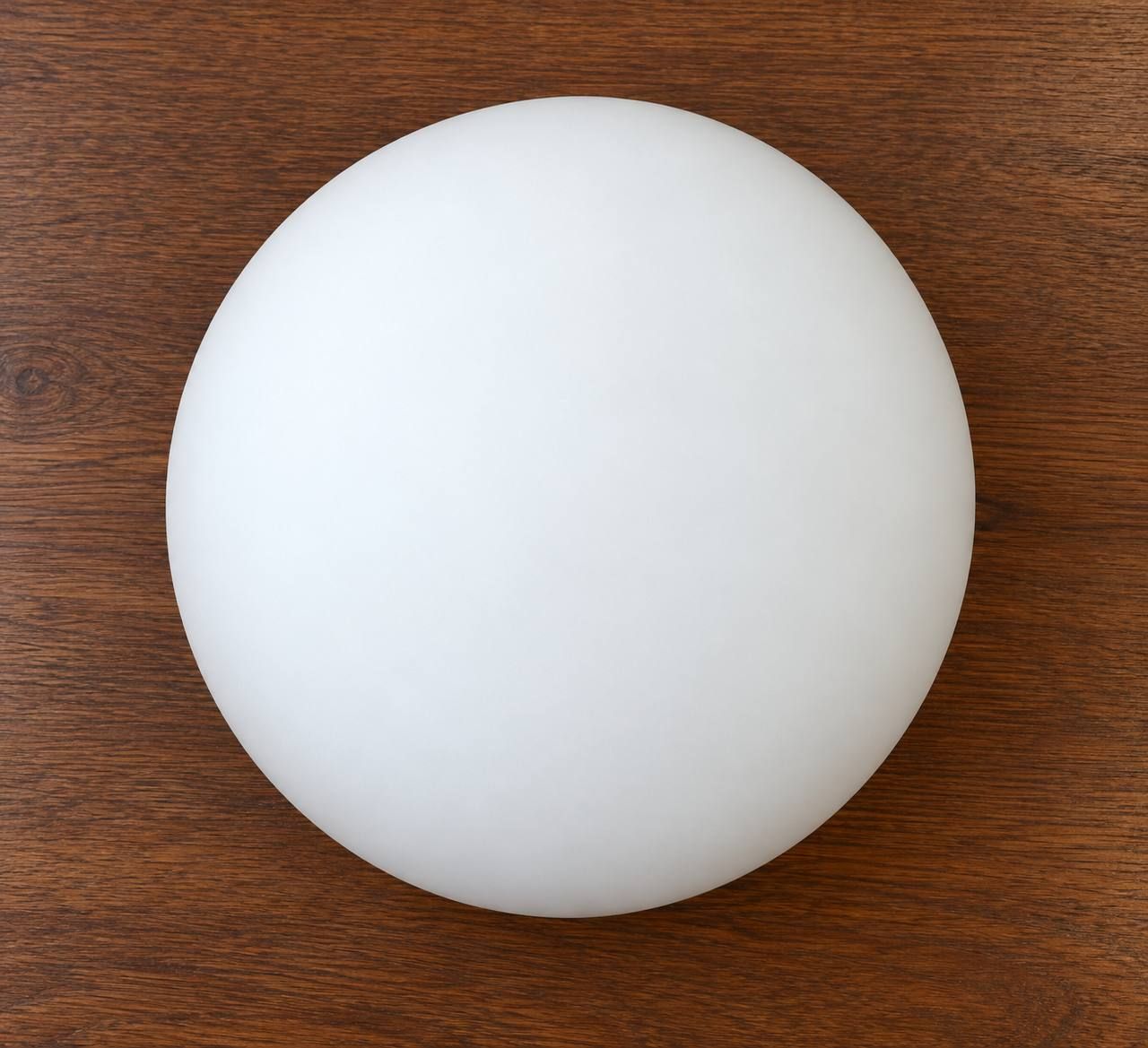 Plafon sufitowy okrągły z białym matowym kloszem i czarną podstawą montażową