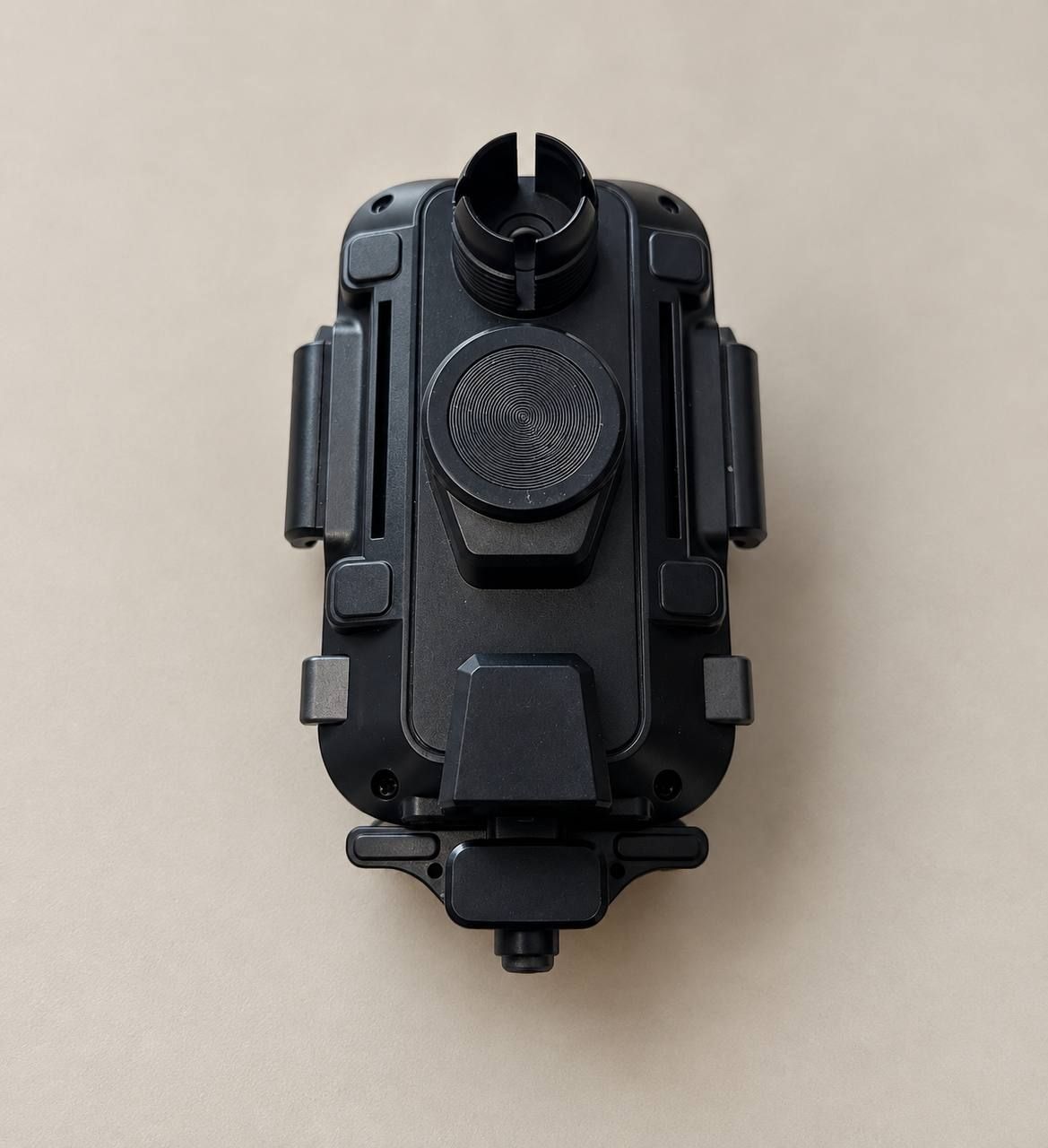 Car phone mount with 15 W wireless charging and automatic attachment 4